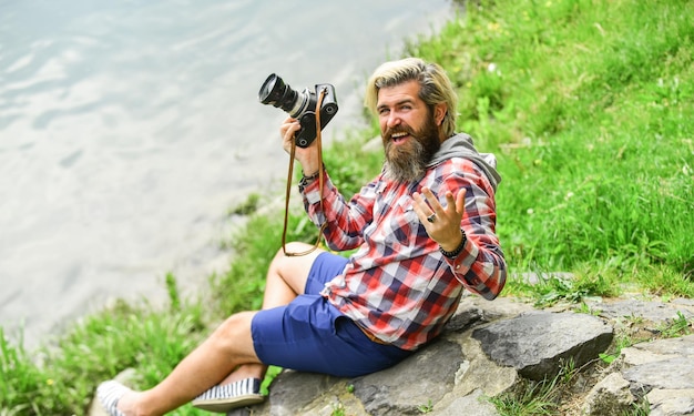 Summer Vibes photographe tenir appareil photo rétro journaliste est ma journaliste de carrière faire photo appareil photo vintage capturer ces souvenirs appareil photo reflex hipster homme avec barbe utiliser un appareil photo professionnel