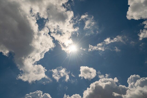 Sun light flare et Building motions white cloudsfluffy clouds sky Cloudscape Concept Nature background et Travel Website Environment background