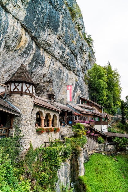 SUNDLAUENEN, SUISSE - 25 août 2018: bâtiment d'entrée des grottes de St Beatues dans le canton de Berne, Suisse