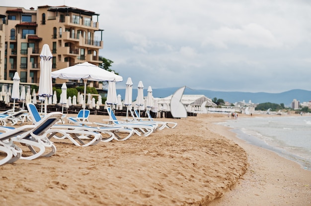 Sunny Beach sur la mer Noire en Bulgarie. Vacances de voyage d'été. Chaises longues.