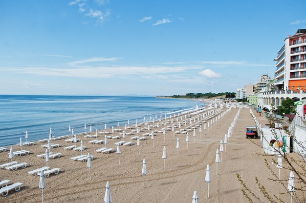 Sunny Beach sur la mer Noire en Bulgarie. Vacances de voyage d'été. Chaises longues.
