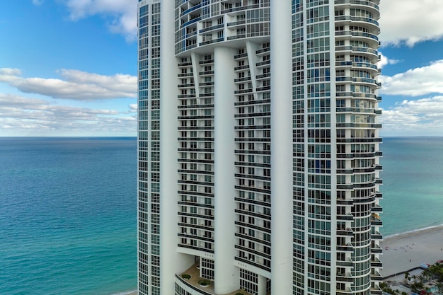 Sunny Isles Beach city avec des hôtels de luxe et des immeubles en copropriété sur la côte de l'océan Atlantique Infrastructure touristique américaine dans le sud de la Floride