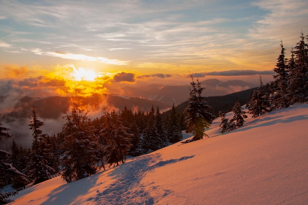 Sunrise.Fantastic lever du soleil, paysage d'hiver du matin. Ciel couvert fantastique. Beau paysage d'hiver. Monde de la beauté. Belles montagnes d'hiver européennes.