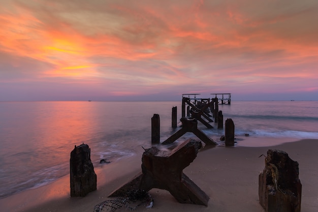 Photo sunrise sea landscape vieux port de pêche endommagé