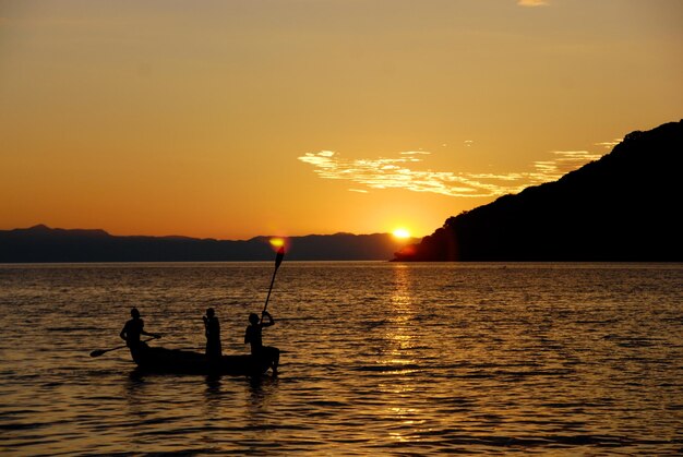 Sunset Canoe Le lac du Malawi