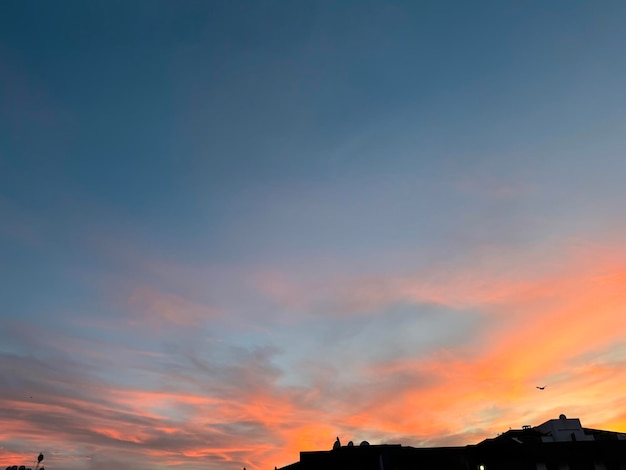 Sunset ciel concept de fond crépuscule ciel horizon coloré soir coucher de soleil dans la ville