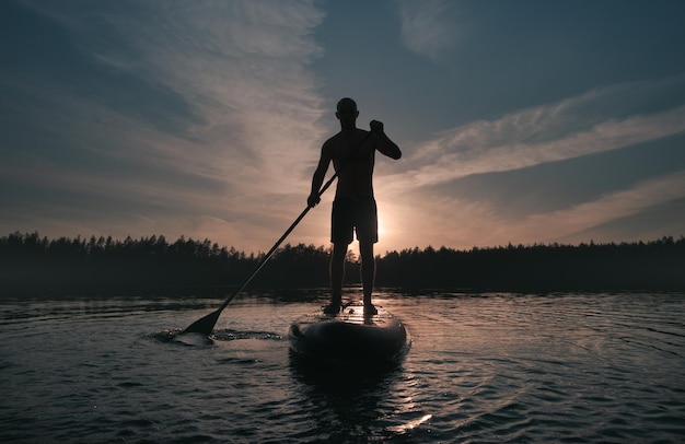 SUP au coucher du soleil Sports et hygiène de vie Activités nautiques