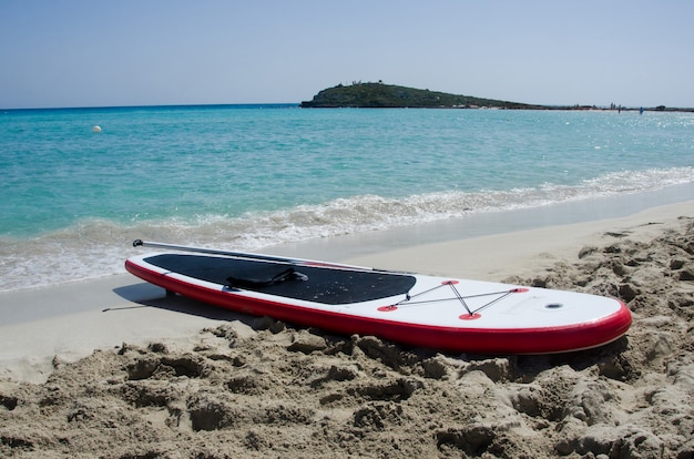 Sup board sur le sable au bord de la mer