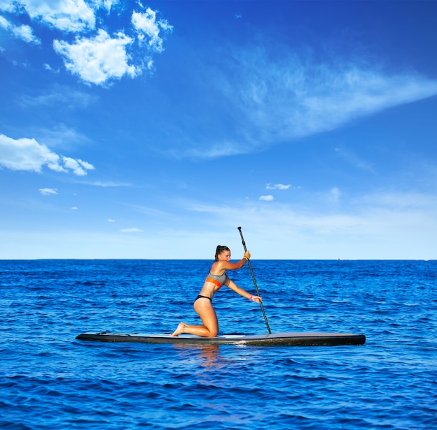 SUP Stand up surf girl avec paddle