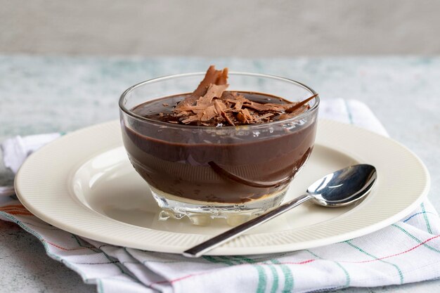 Photo supangle au chocolat pudding dessert sur fond gris en gros plan