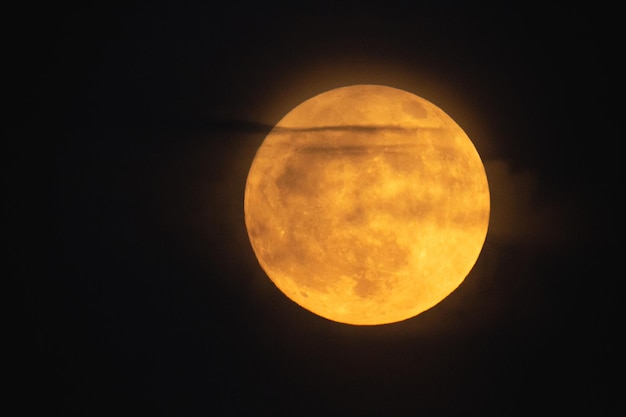 Super fraise lune rougeâtre pleine lune une nuit d'été pleine lune avec des nuages à venir