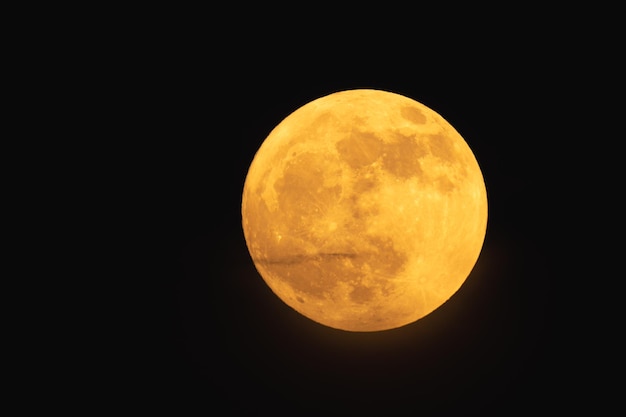 Photo super fraise lune rougeâtre pleine lune une nuit d'été pleine lune avec des nuages à venir