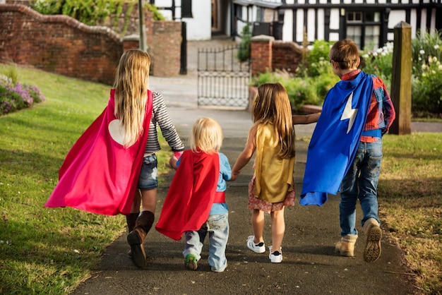 Super-héros d&#39;enfants caucasiens et shoot