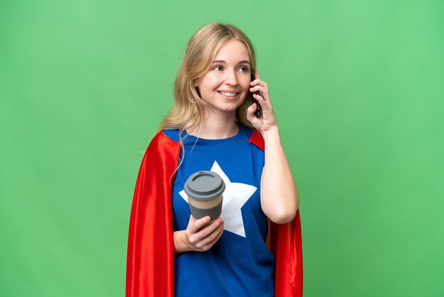 Super héros femme anglaise sur fond isolé tenant du café à emporter et un mobile