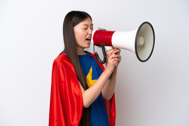 Super héros femme chinoise isolée sur fond blanc criant à travers un mégaphone