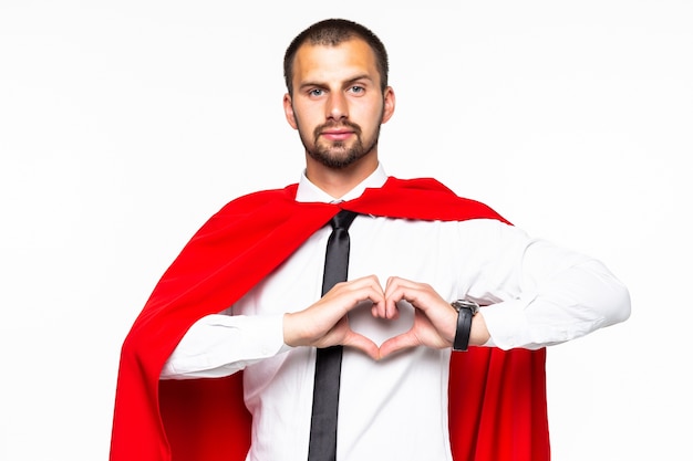 Super-héros de jeune homme d'affaires avec signe de coeur isolé sur fond blanc