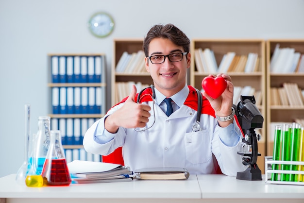 Super-héros médecin travaillant dans le laboratoire de l'hôpital