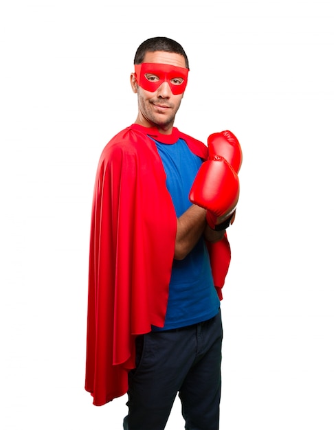 Super-héros surpris avec des gants de boxe