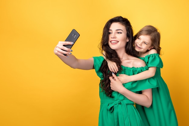 Super mère avec sa fille prenant selfie