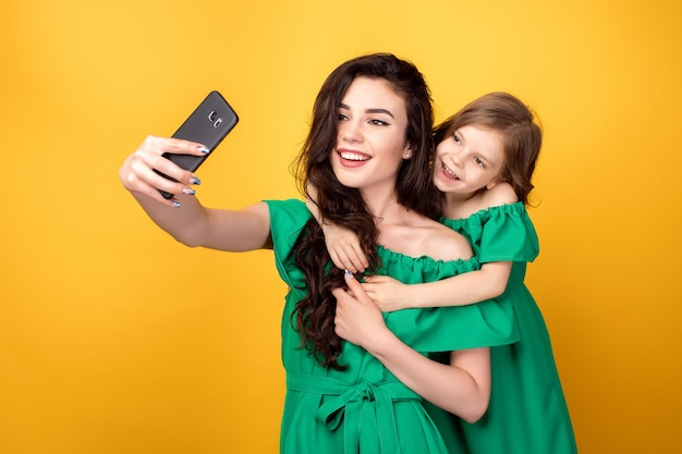 Super Mère Avec Sa Fille Prenant Selfie