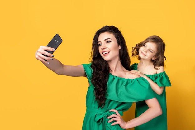 Super mère avec sa fille prenant selfie