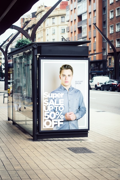 Super panneau publicitaire de vente de mode sur la gare routière