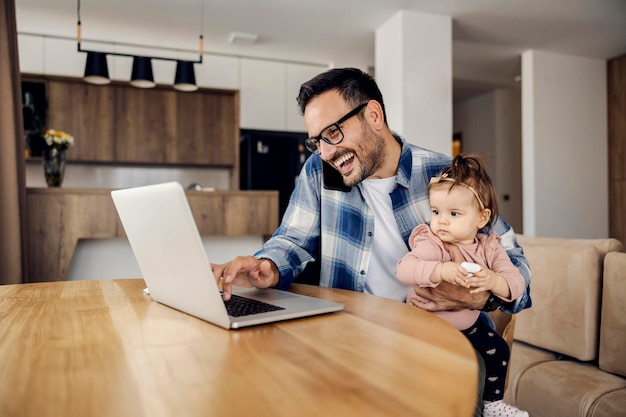 Super papa multitâche avec les affaires et prend soin de sa petite fille