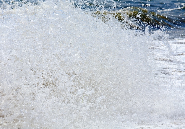 Super vague de surf sur la mer sur la côte