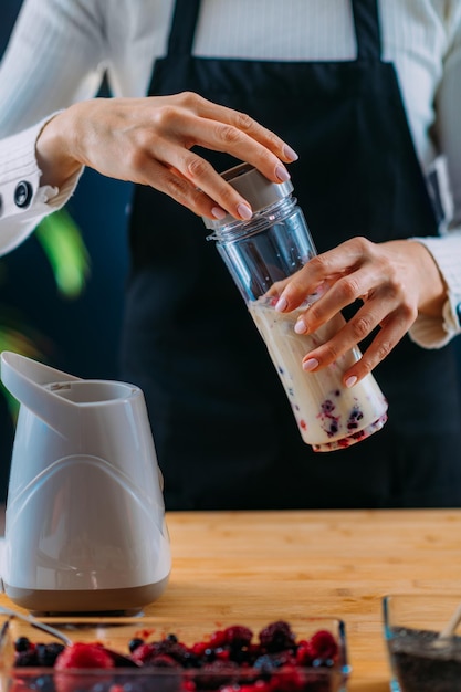 Superaliments faisant un shake sain dans un mélangeur