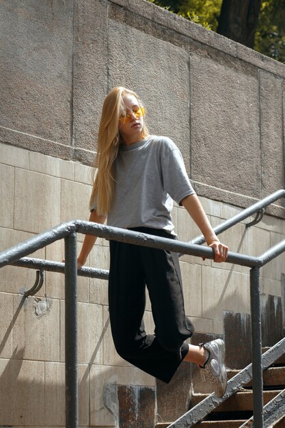 Superbe adolescente blonde habillée avec désinvolture posant dans le métro