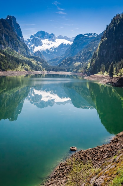 Superbe aube au lac de montagne dans les Alpes de Gosau Autriche Europe