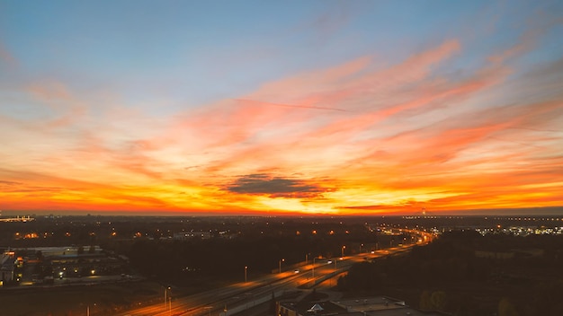 Superbe ciel rouge au coucher du soleil, Pologne. Wroclawaw