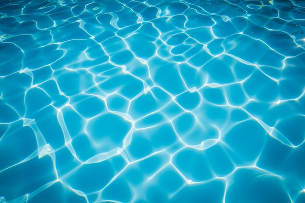 Superbe eau bleue et lumineuse et surface de la piscine