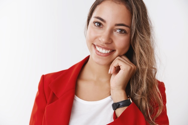 Superbe femme d'affaires moderne réussie élégante en veste rouge tendance souriante