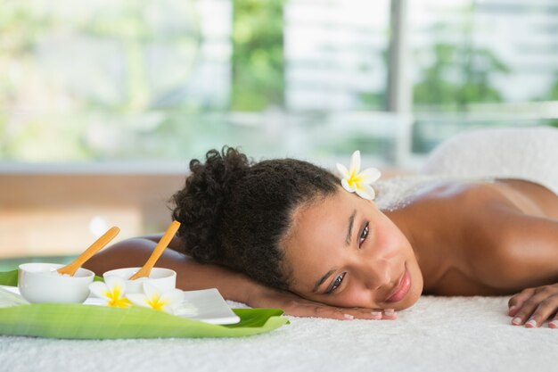 Superbe femme allongée sur la table de massage avec traitement au sel à l&#39;arrière