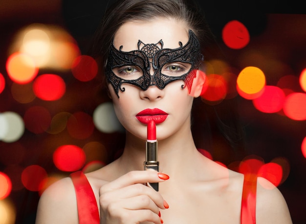 Superbe femme au masque de carnaval noir