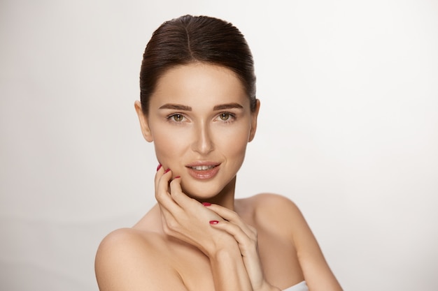 Photo superbe femme aux cheveux bruns et aux yeux regardant la caméra, l'espace de copie, la beauté et le concept cosmétique