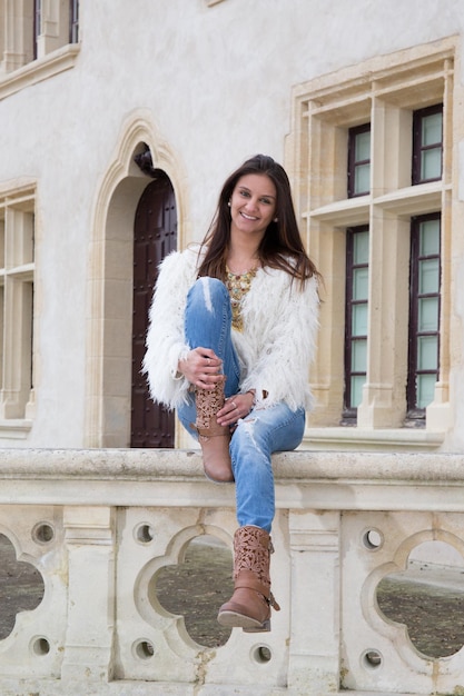 Superbe femme aux cheveux noirs posant dans une villa antique