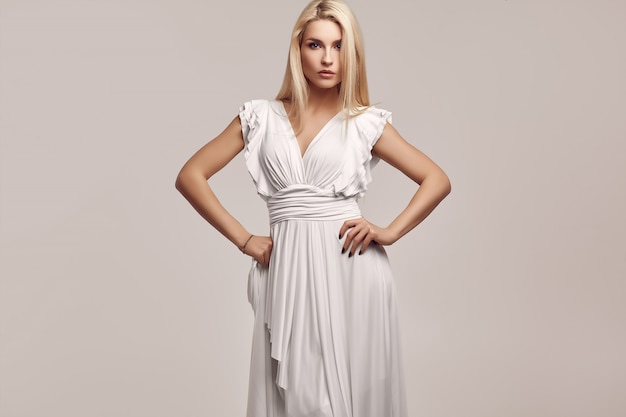 Superbe femme blonde sensuelle à la mode robe blanche antique