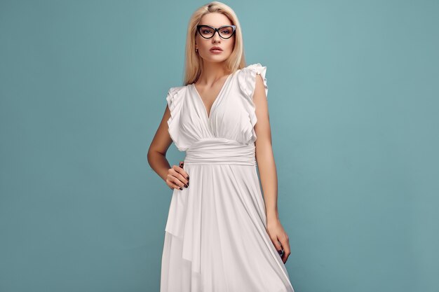 Superbe femme blonde sensuelle en robe blanche fashion