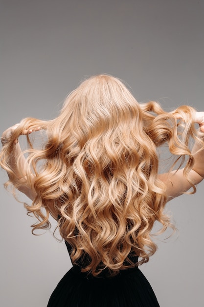 Superbe Femme Avec Des Cheveux Blonds Ondulés Parfaits.