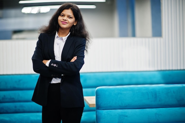 Superbe femme indienne porter formelle posant au café