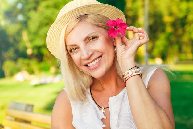 Photo superbe femme mûre heureuse souriant à la caméra posant