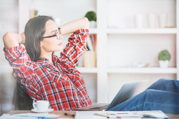 Superbe femme relaxante au bureau