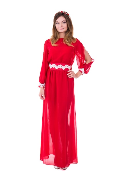 Superbe femme en robe longue rouge isolé sur fond blanc