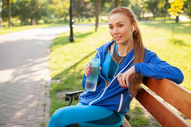 Superbe femme sportive travaillant dans le parc le matin