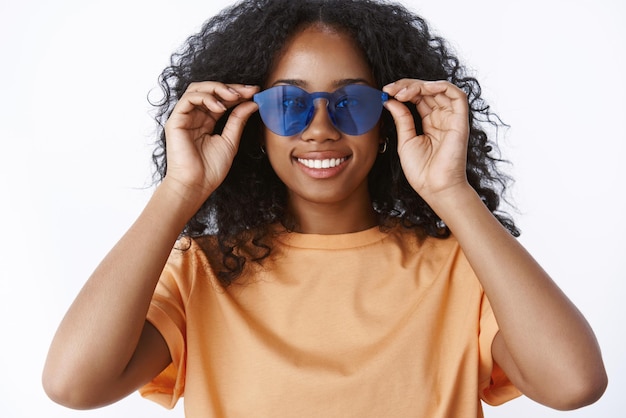 Superbe fille afro-américaine impertinente portant des lunettes de soleil