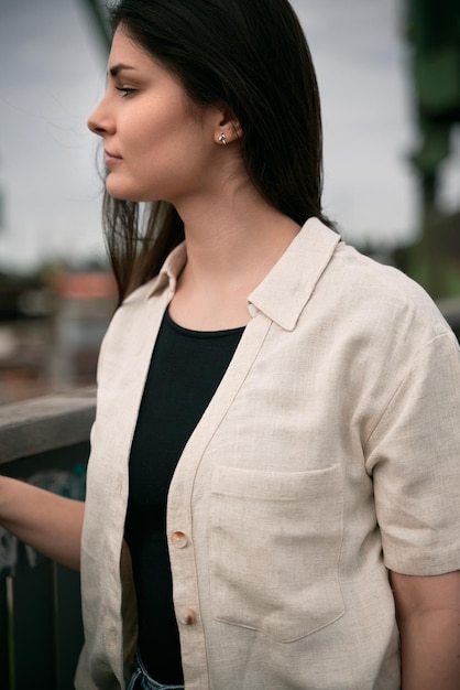 Superbe fille brune portant une chemise en lin léger sur un t-shirt noir Maquette publicitaire en ligne de tissu Pas de logo streetwear