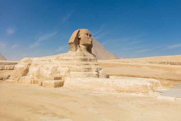 Superbe grande vieille pyramide du Sphinx au milieu du désert en Egypte.