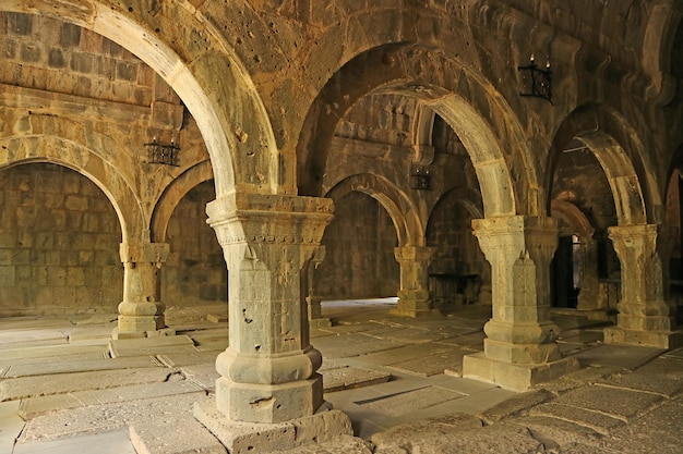 Superbe intérieur du couloir de l'église du monastère médiéval de Sanahin en Arménie